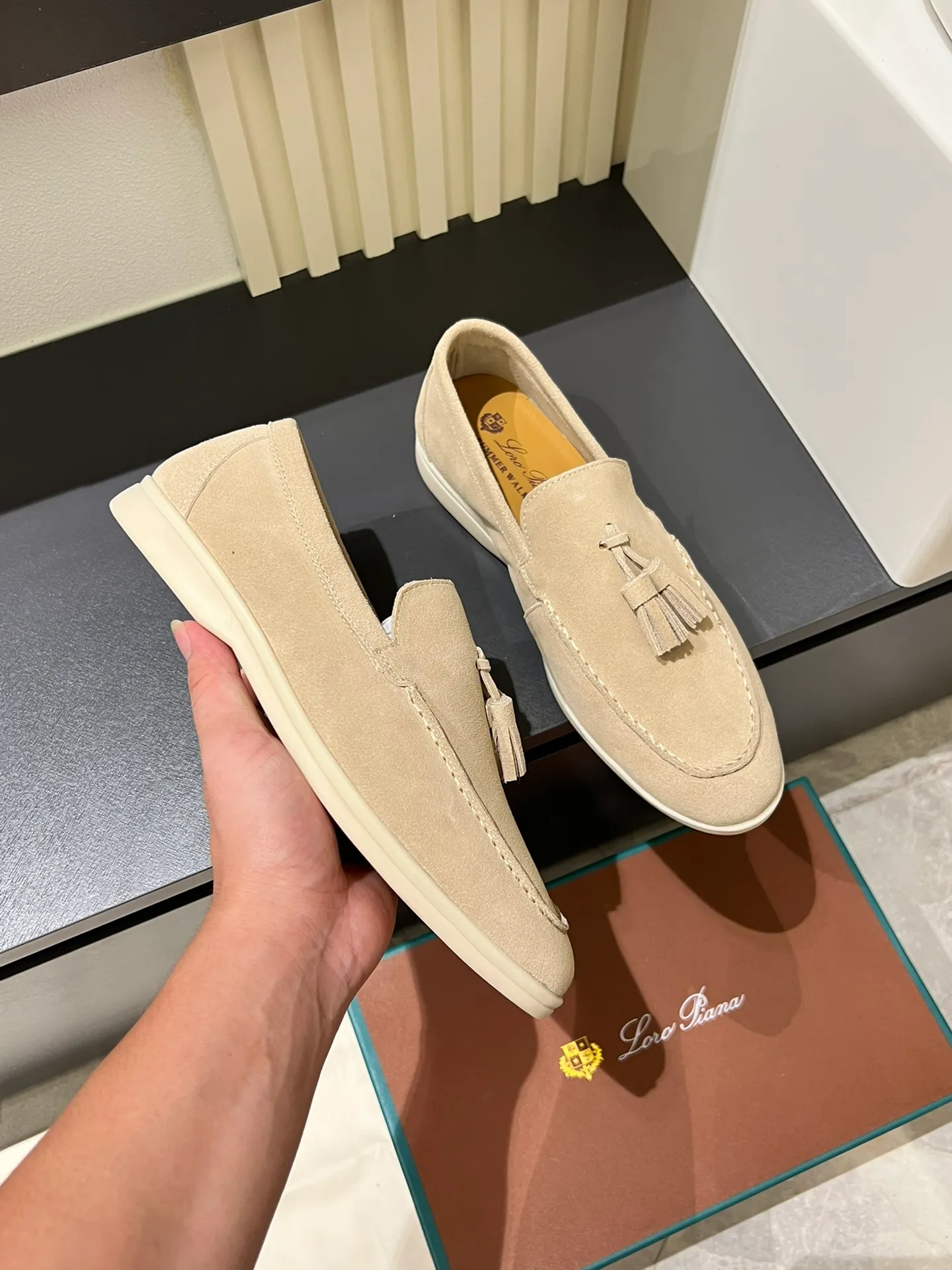 Men's shoes 💰p360 "Loro men's shoes 💰pian'*" Classic L men's shoes for couples 💰p Top version British flat loafers, a must-have item in old money style, the minimalist design is eye-catching and durable, a plus point for dressing The soft foot feel and texture are outstanding. They don’t scratch your feet and are very nice. They are matched with soft and waxy soles. They can be worn daily for a long time without getting tired. They are easy to wear, versatile and classic items, with perfect foot feel and texture! Imported cashmere fabric, the lining is made of imported A-grade water-dyed cow lining, the top version of the genuine leather midsole is sewn with pure handmade mark thread! Size: Female 35-40 (34. Customized) Male 38-44 (45.46. Customized)